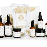 Beauty pakket Natuurlijke huidverzorging van Colour&spice mooi gedecoreerd wit tasje met bruin glazen flesjes en potten serums, moisturizers, cleanser, face wash en masker ervoor 