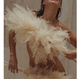 Artistiek beautybeeld van Colour&Spice met veren en huidverzorgingsritueel