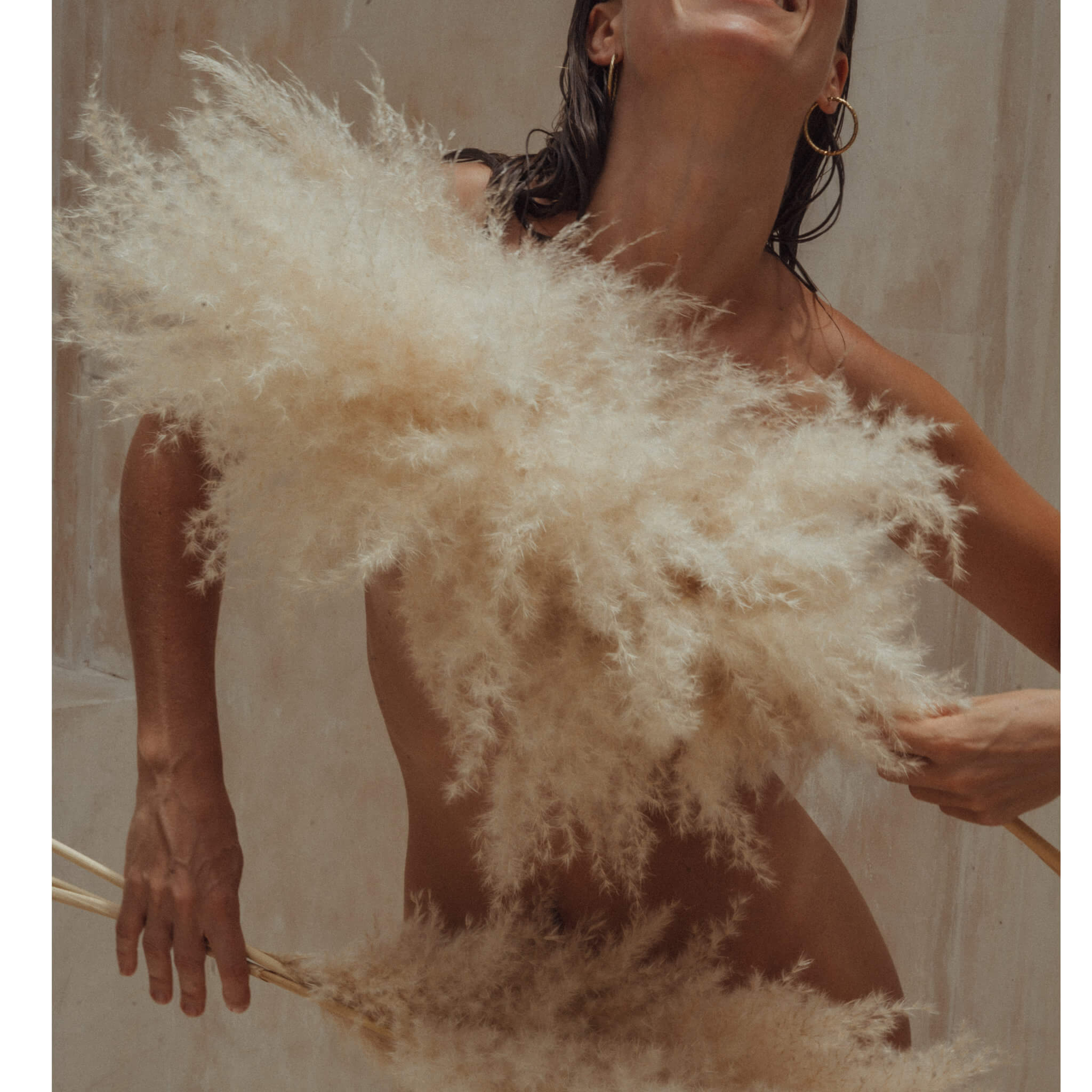 Artistiek beautybeeld van Colour&Spice met veren en huidverzorgingsritueel