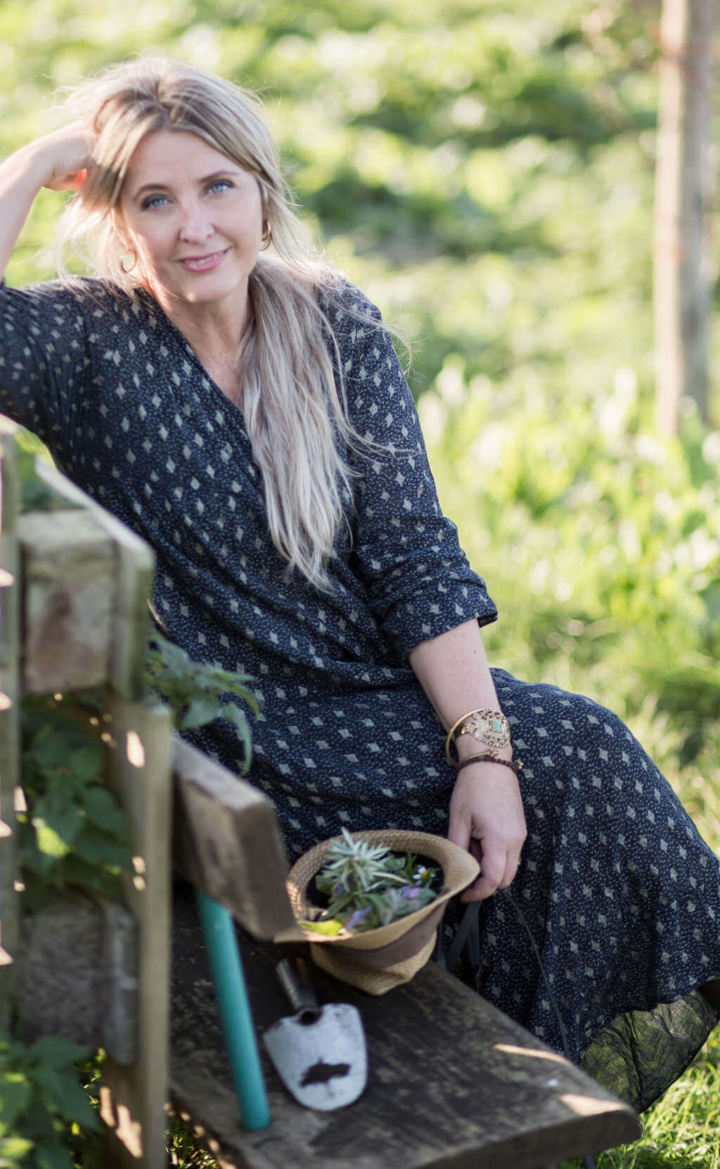 natascha koningsveld founder van colour and spice in tuin met kruiden voor formuleren natuurlijke huidverzorging colour and spice holistic beauty therapy